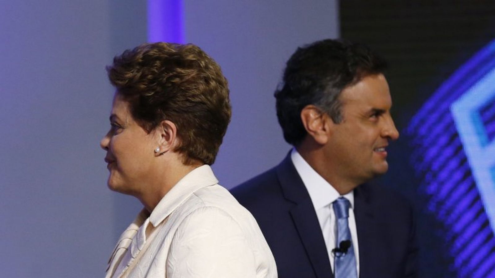 Dilma Rousseff y Aécio Neves se cruzan durante uno de los debates televisados,