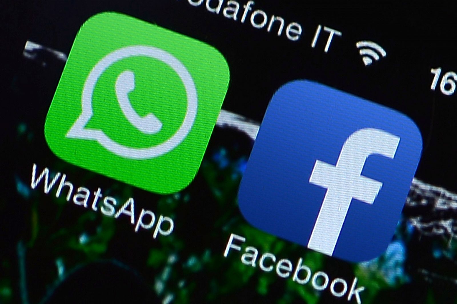 Logos de Whatsapp y Facebook en un teléfono móvil
