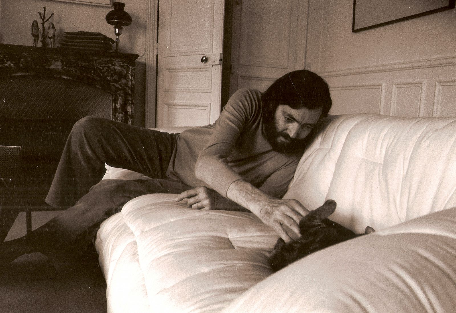 Julio Cortázar jugando con su gata Flanelle, una de las fotografías que pueden verse en la exposición de la Casa del Lector.