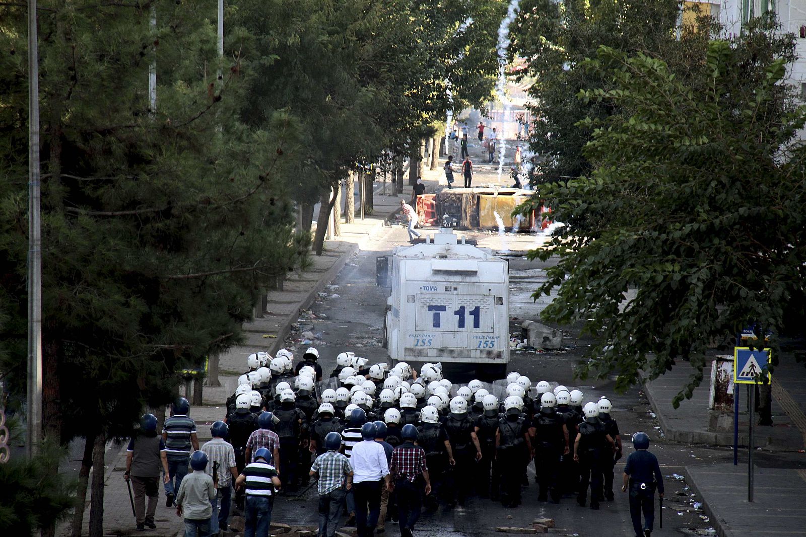 Manifestantes kurdos se enfrentan a la policía en Diyarbakir, en el sureste de Turquía.