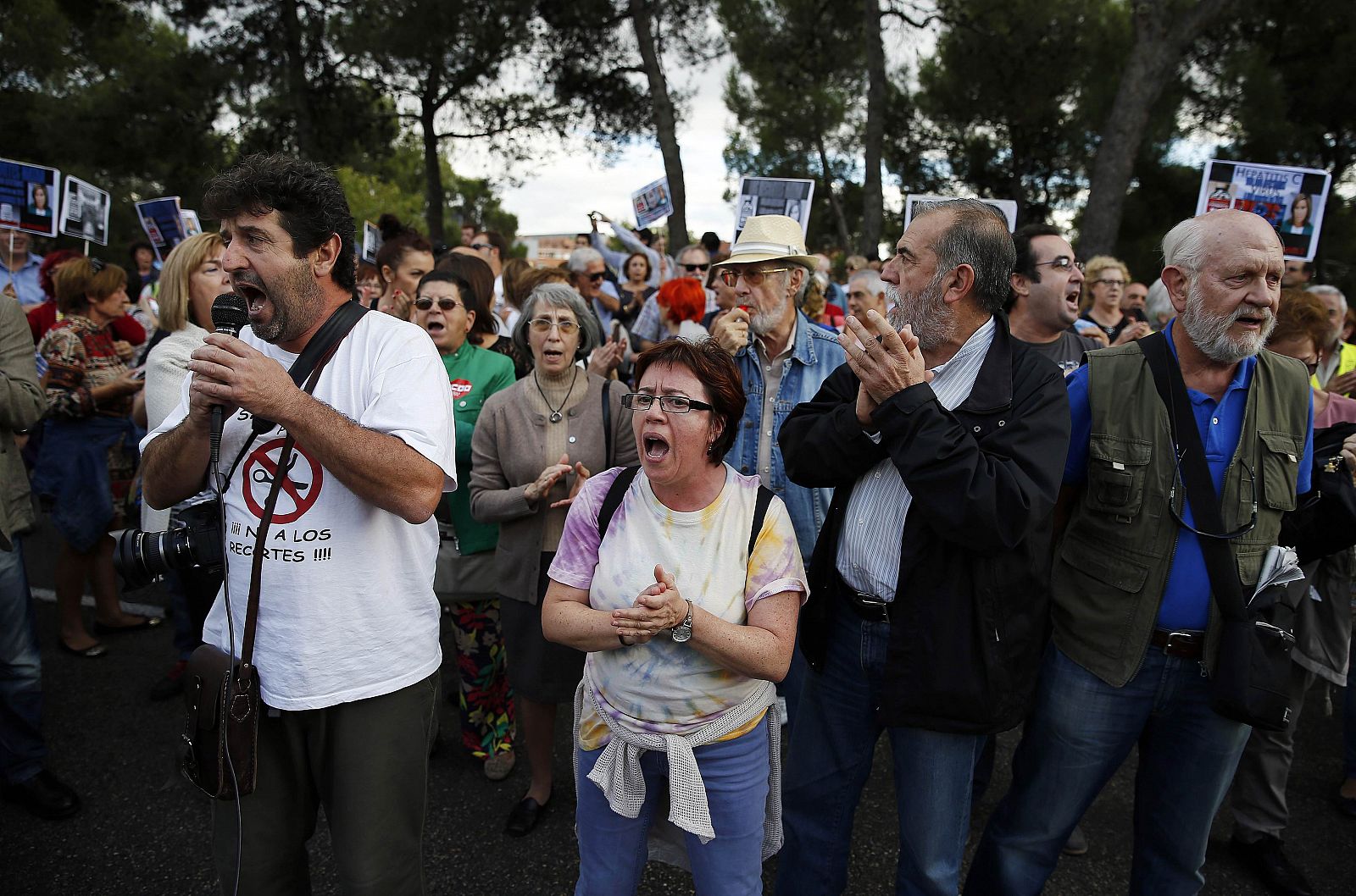 Trabajadores y usuarios de la Sanidad protestan ante el Carlos III por la gestión hecha por las autoridades de este caso, el primero del mundo de contagio fuera de África.