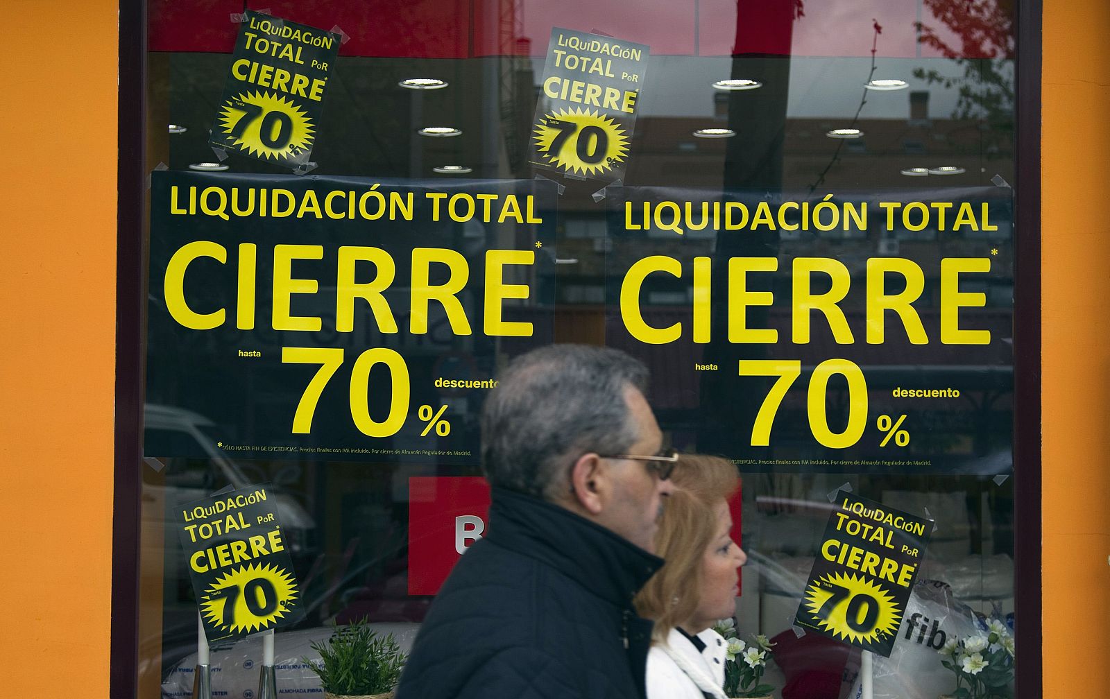 Imagen de archivo de una tienda de Madrid anunciando su cierre