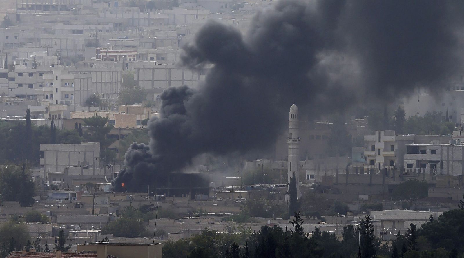 Columna de humo sobre la ciudad siria de Kobani, en una fotografía tomada desde Turquía