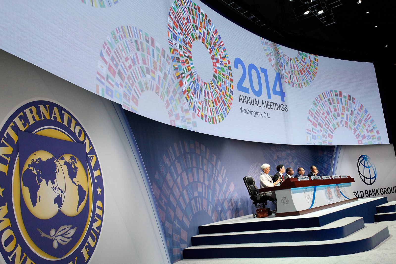 Los participantes en la reunión del Fondo Monetario Internacional se reúnen en la sesión plenaria, presidida por la directora del FMI, Christine Lagarde