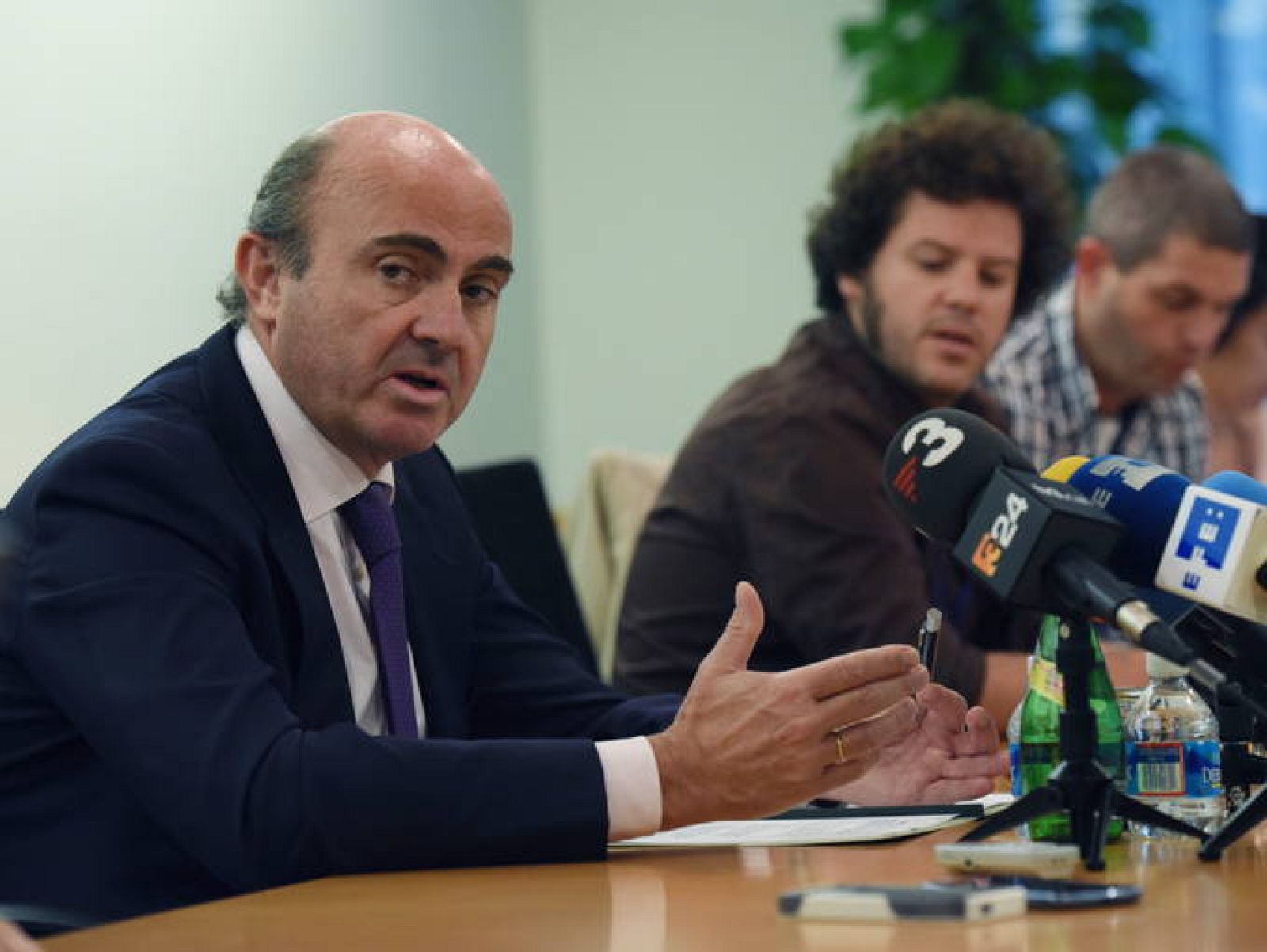 El ministro español de Economía y Competitividad, Luis de Guindos (i).