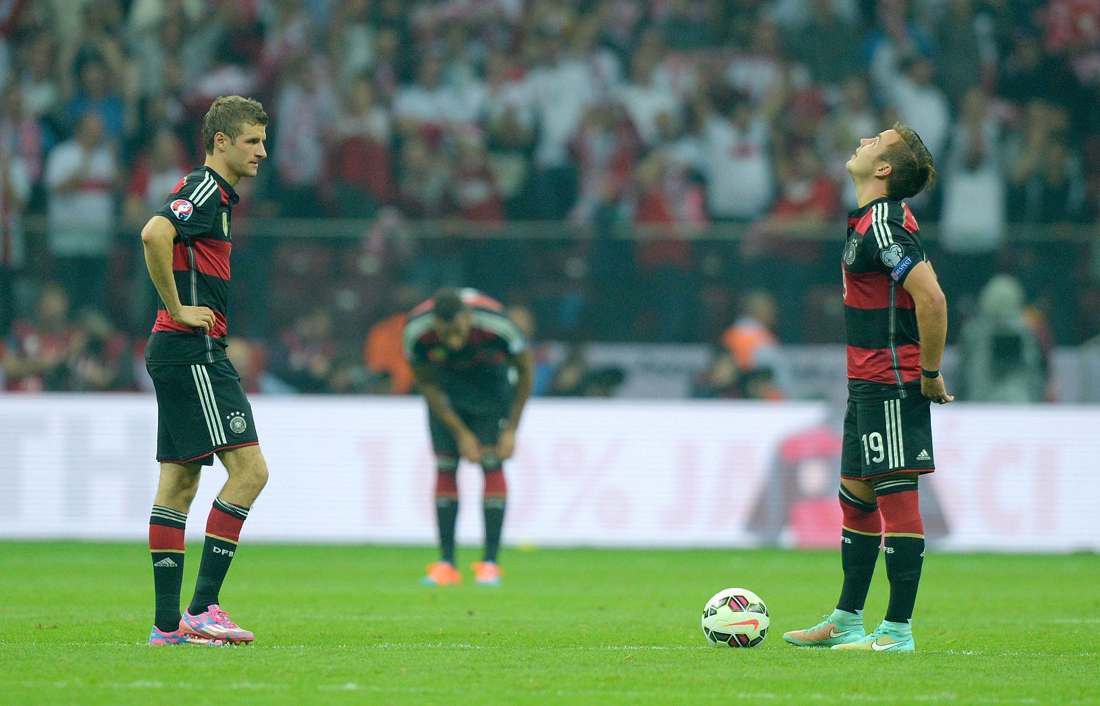 Müller y Götze se lamentan tras un gol de Polonia