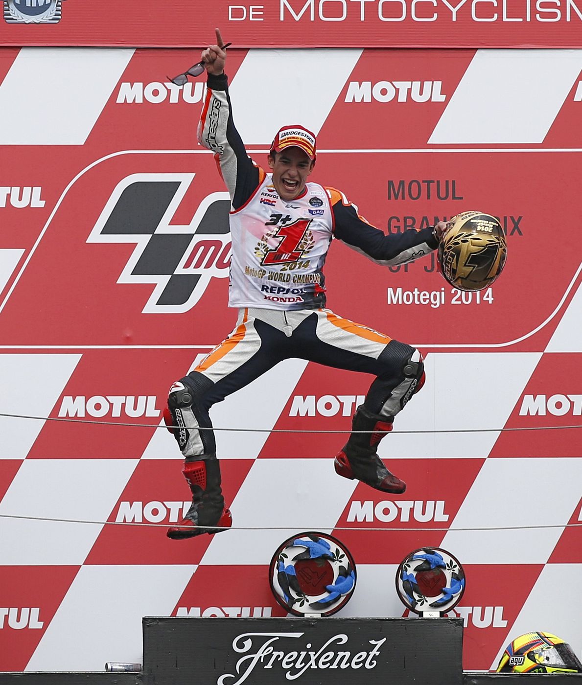 El piloto español de Honda, Marc Marquez, celebra su título de campeón del mundo de MotoGP en el circuito de Motegi, Japón