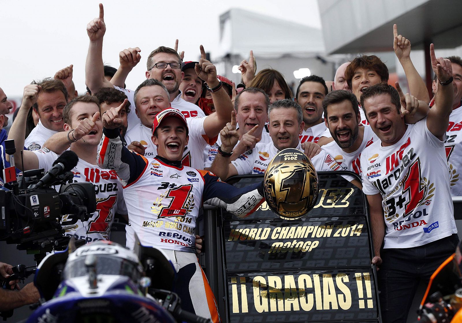 Márquez celebra el título con su equipo en casa de Honda.