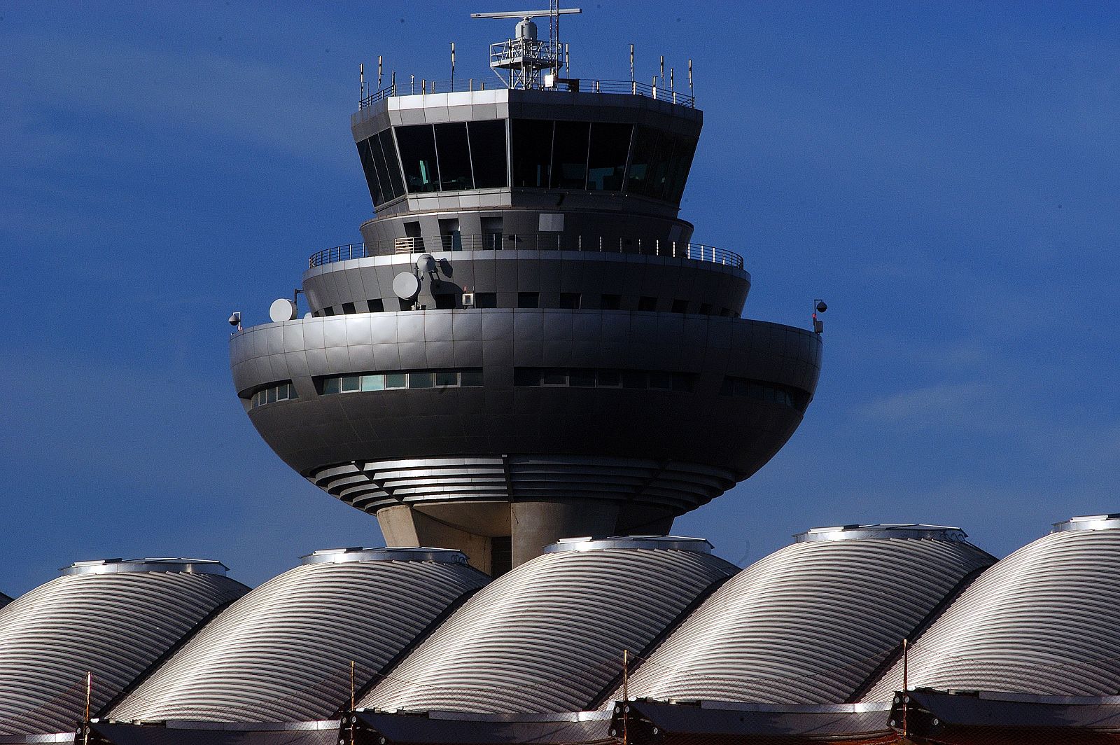 Vista de las plantas superiores de la torre de control del Aeropuerto Adolfo Suárez Madrid-Barajas