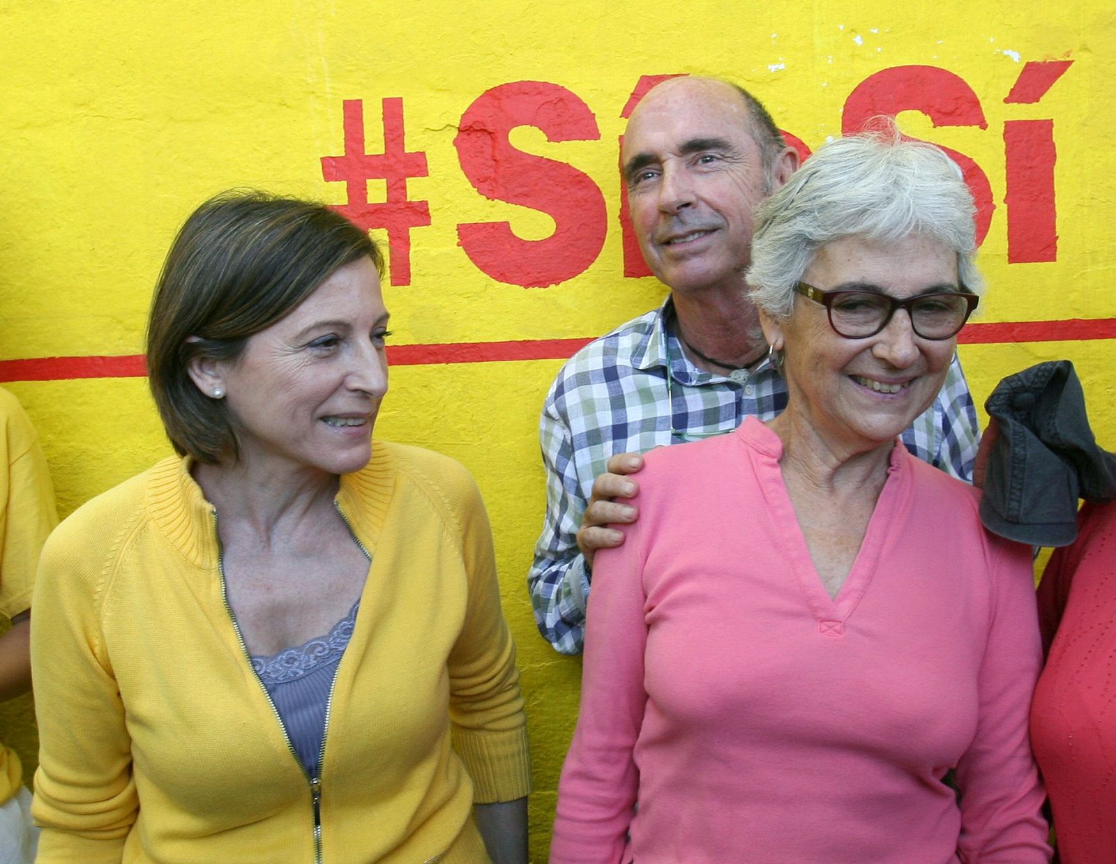 Las presidentas de la ANC, Carme Forcadell, y de Òmnium Cultural, Muriel Casal, con el músico Lluís Llach.