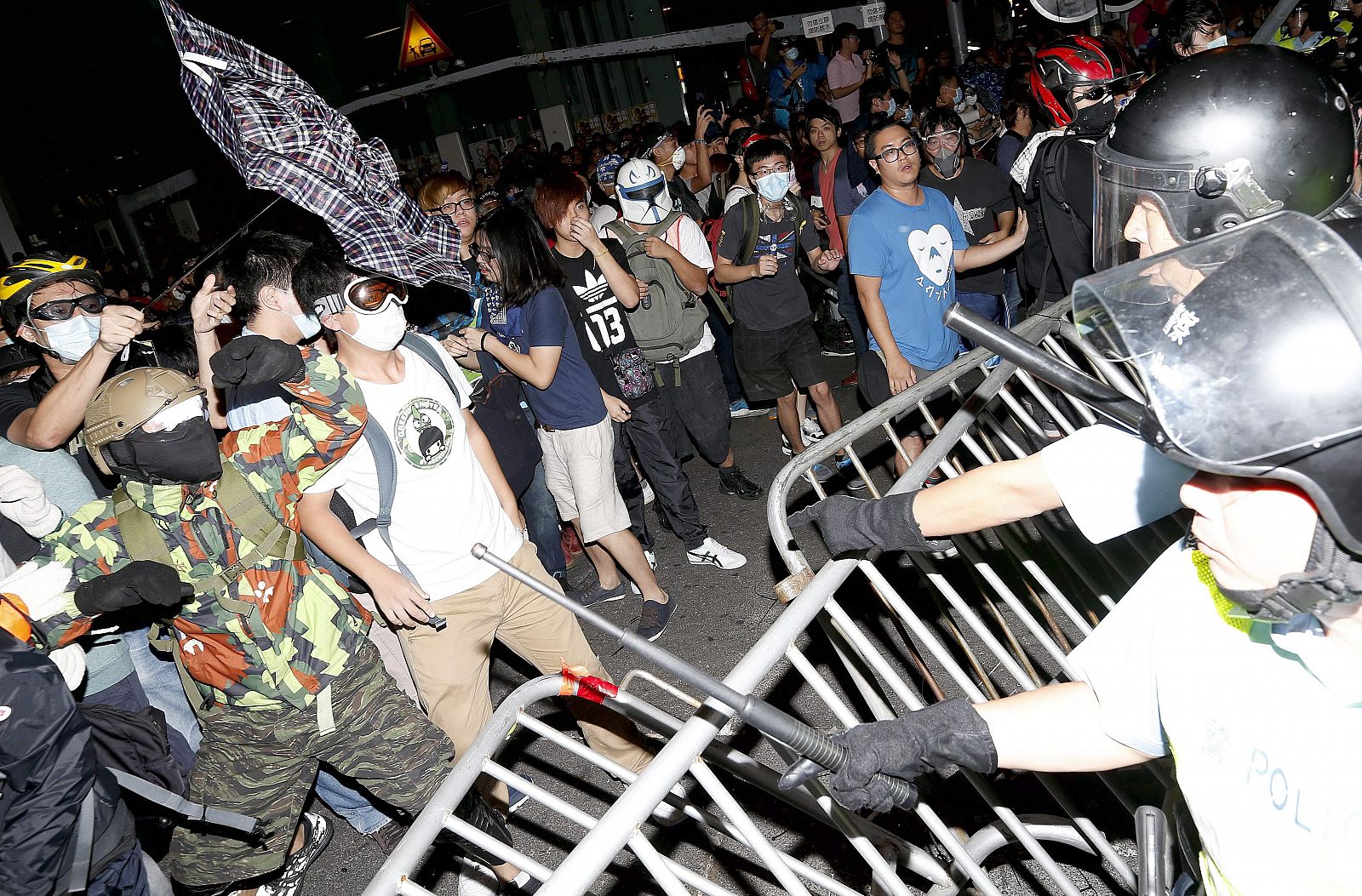 Los protestantes prodemocráticos frente a los policías durante una manifestación de Occupy Central este 18 de octubre.