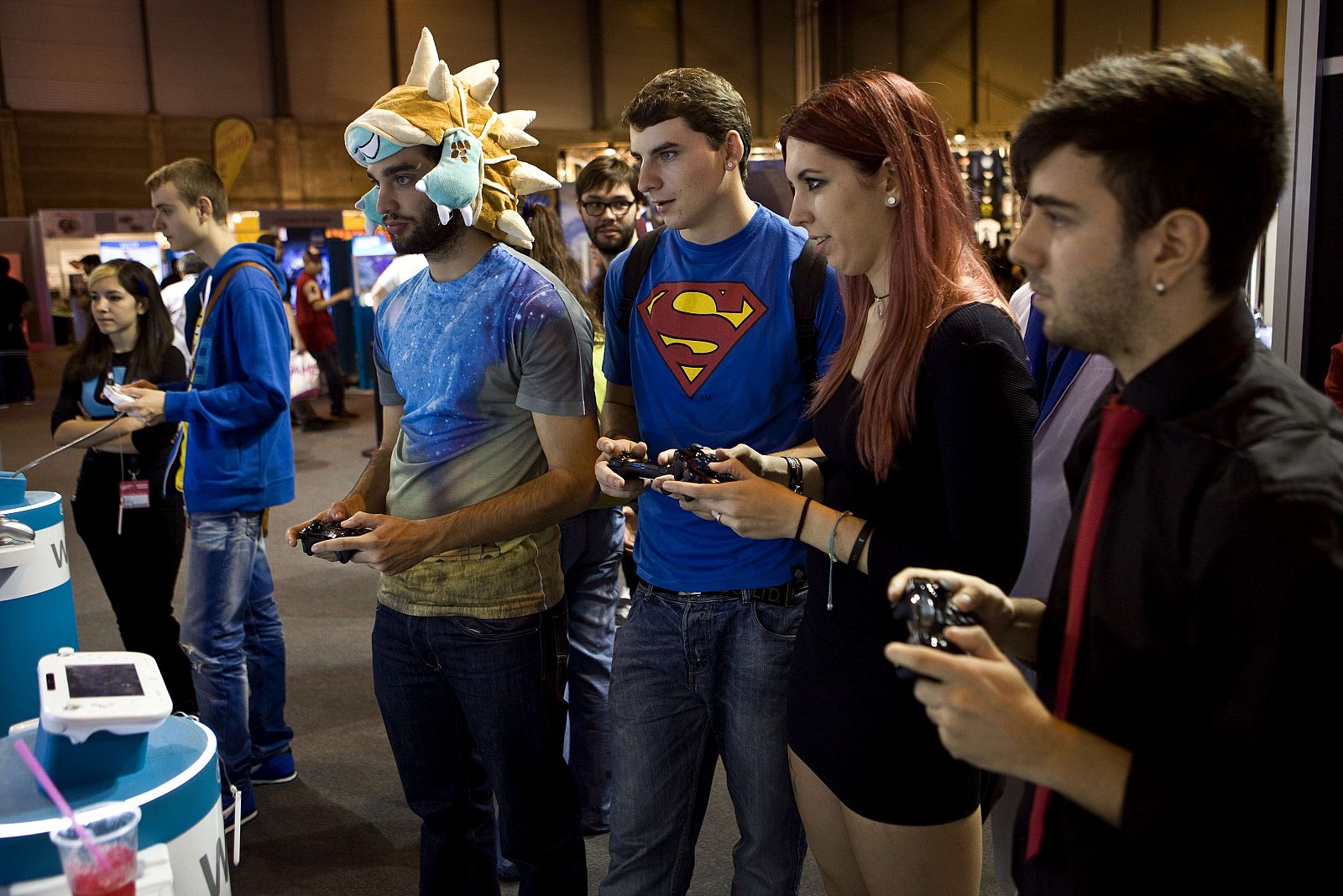 Varios jóvenes juegan a videojuegos durante la feria Madrid Games Week.