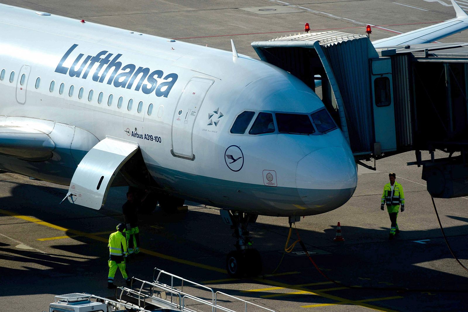 Un avión de Lufthansa es sometido a labores de repostaje y mantenimiento en el aeropuerto de Hanover, Alemania.