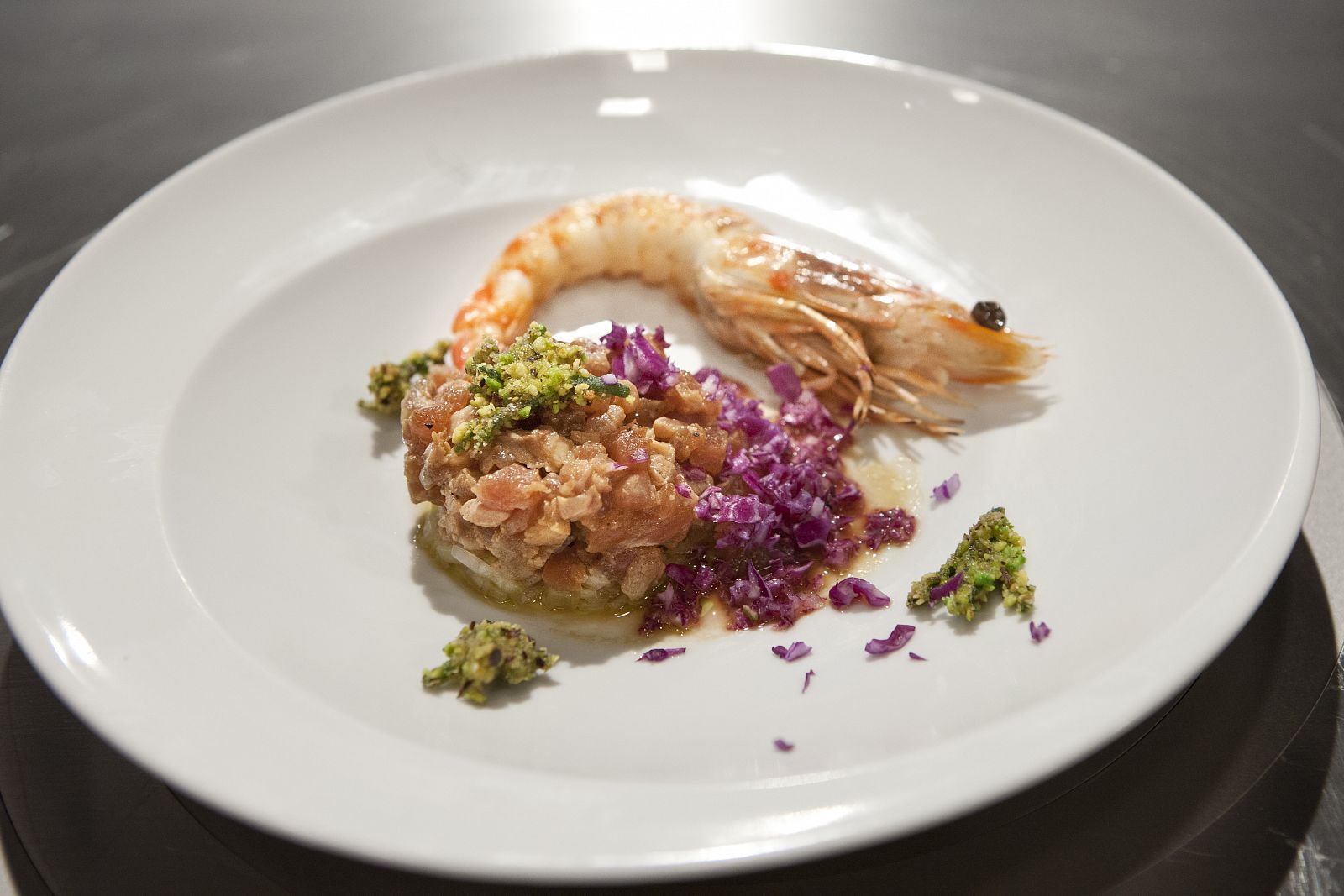 Tartare de atún y anguila con algas fritas