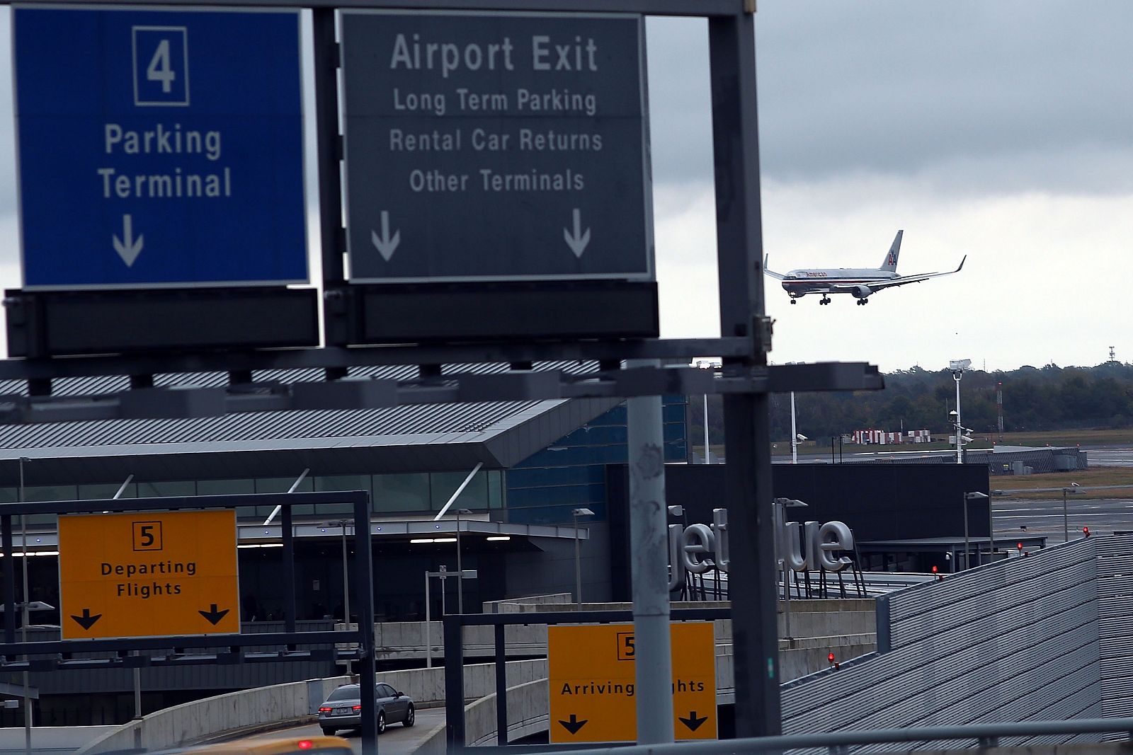 Un avión aterriza en el aeropuerto JFK de Nueva York.