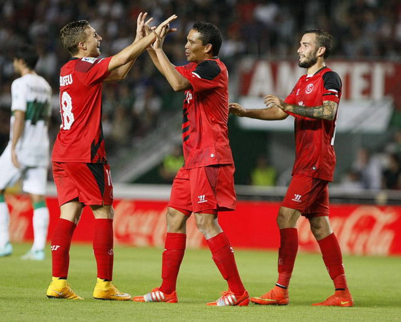 El delantero colombiano del Sevilla Carlos Bacca (c) es felicitado por Deulofeu 