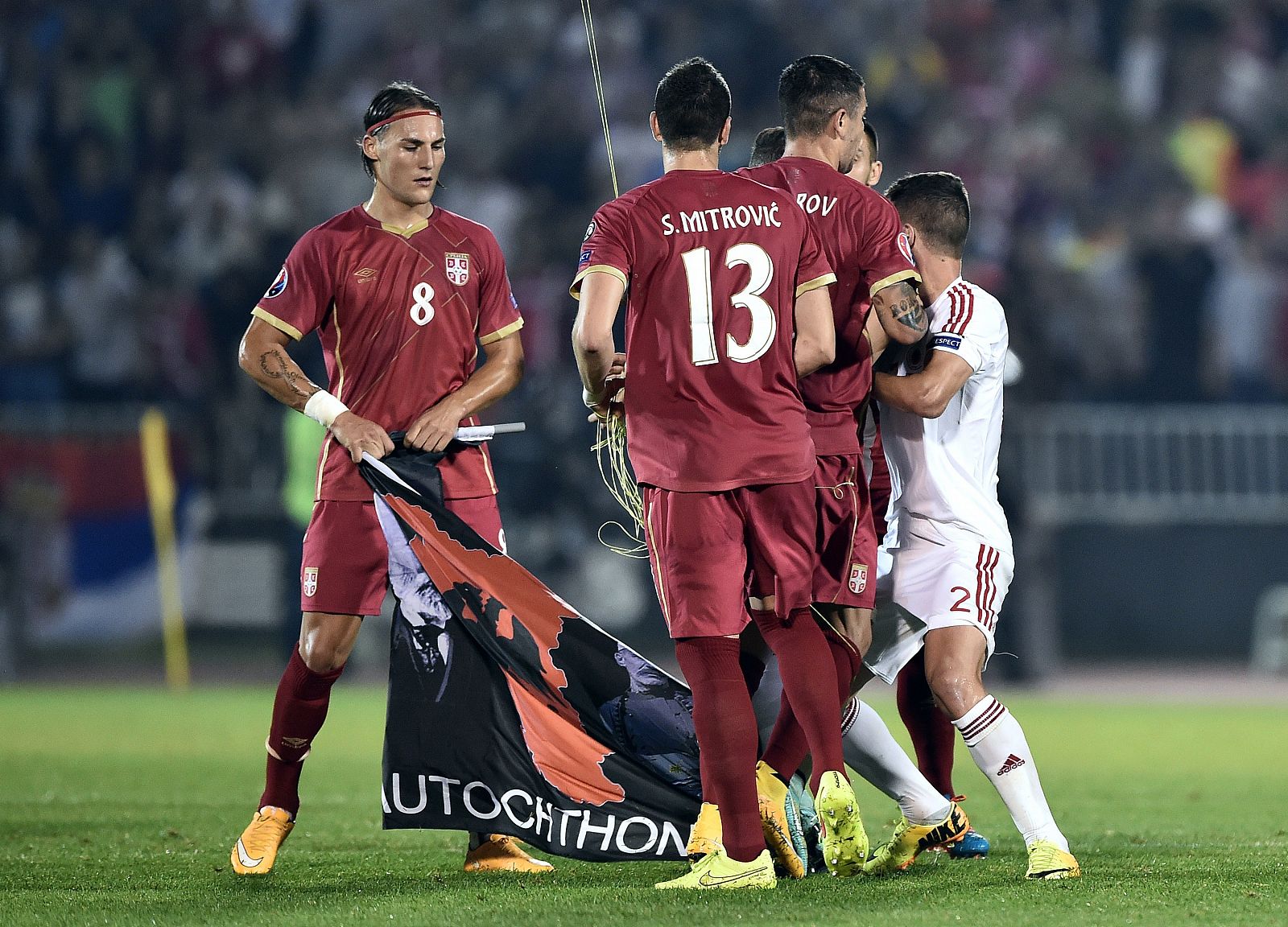 Momento en el que los jugadores serbios retiran la bandera nacionalista albanesa.