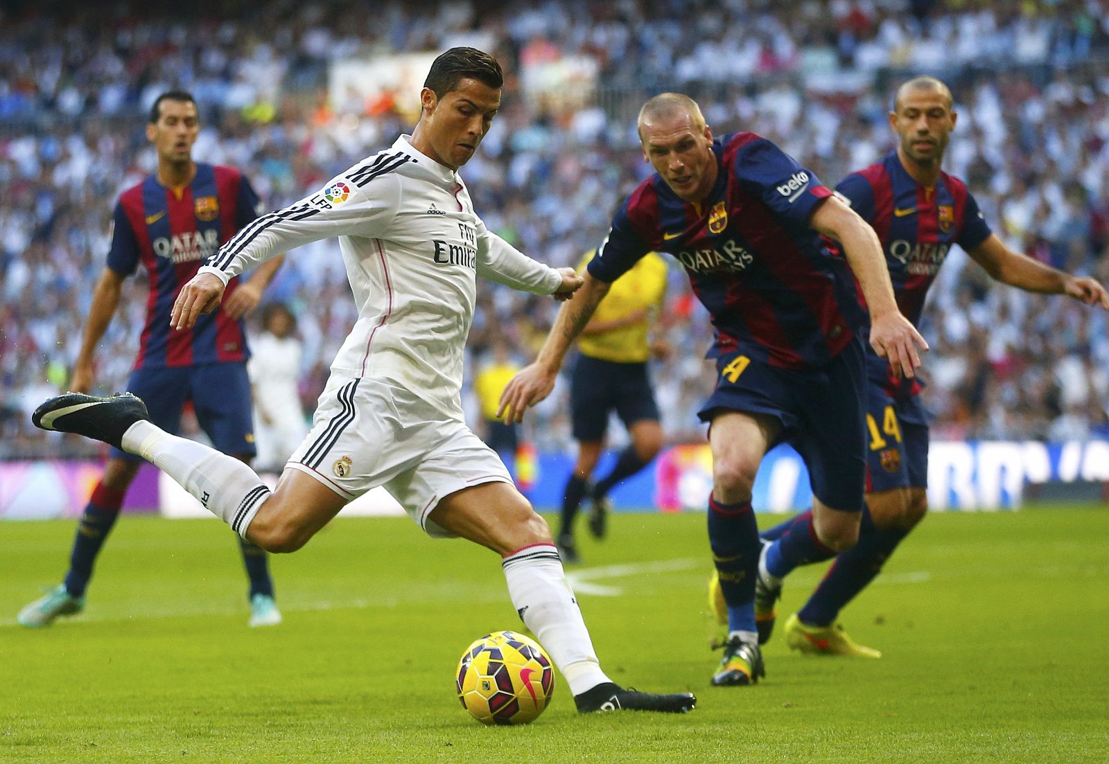 Cristiano Ronaldo trata de driblar a Jeremy Mathieu durante el partido