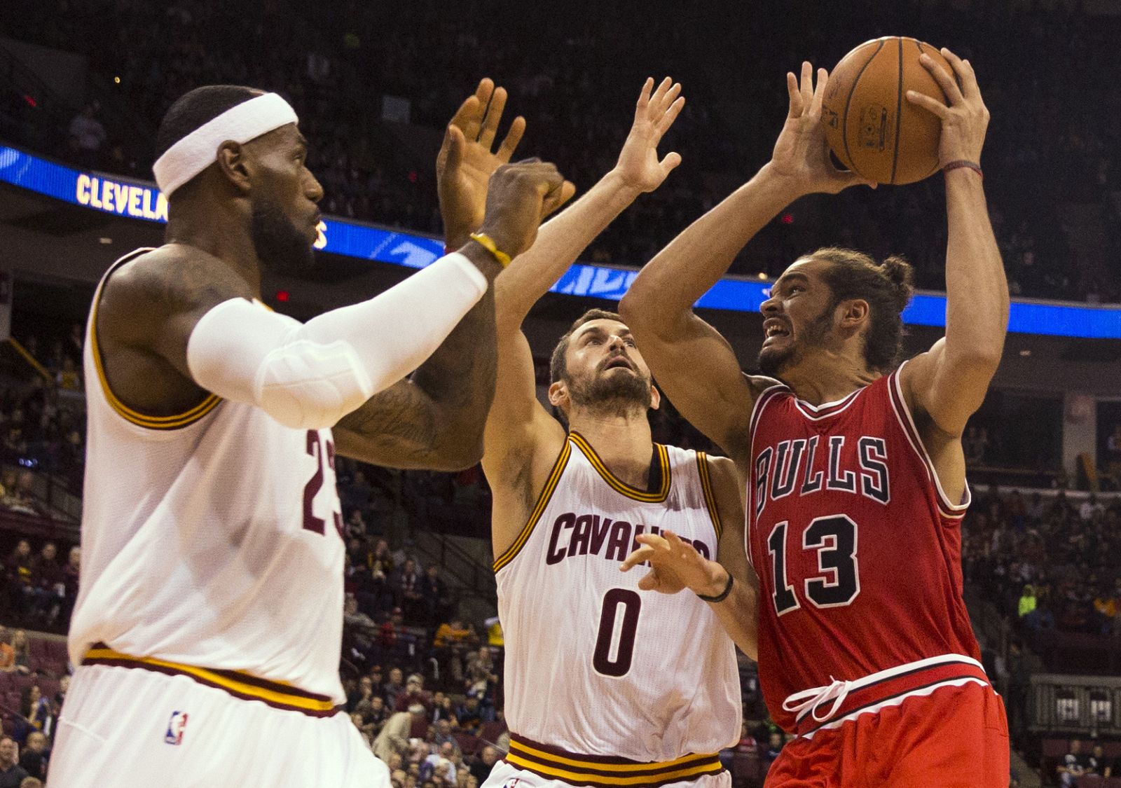 Los aleros de los Cavaliers, LeBron James y Kevin Love, defienden al pívot de los Bulls Joakim Noah