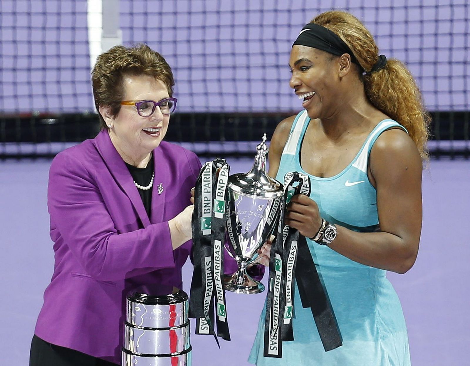 Serena Williams recibe su trofeo del Masters de mano de Billie Jean King