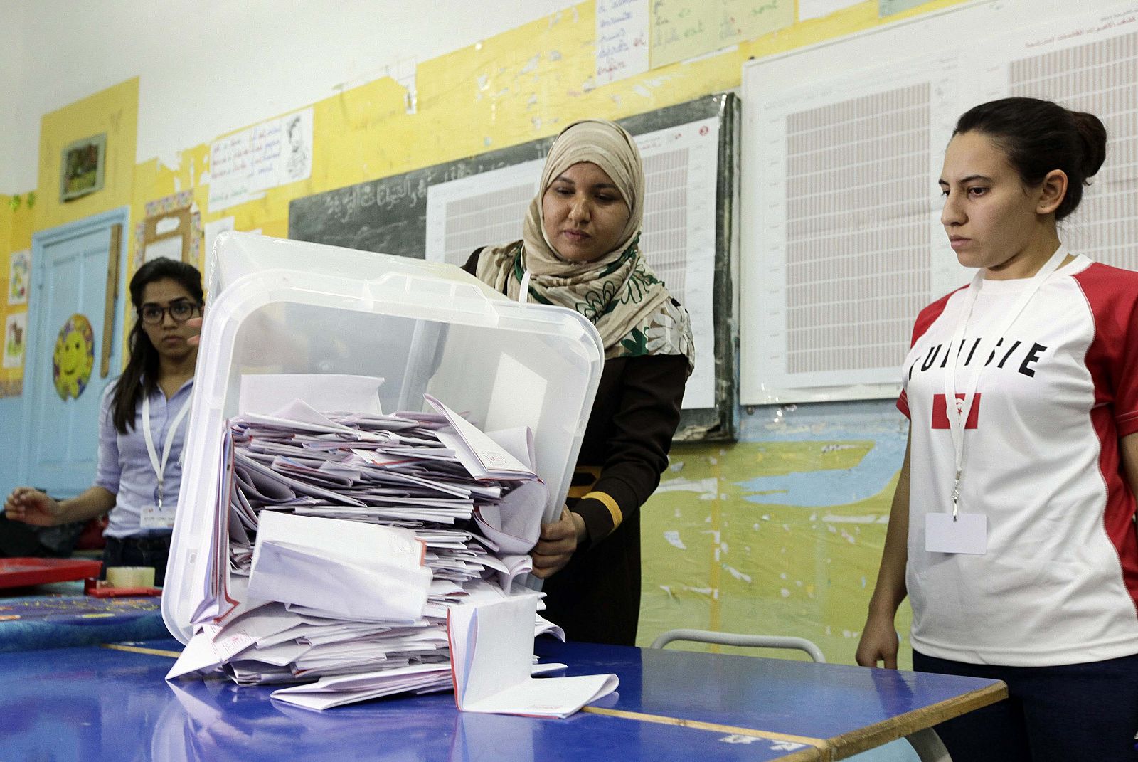 Varias personas cuentan las papeletas durante las elecciones parlamentarias en Túnez.