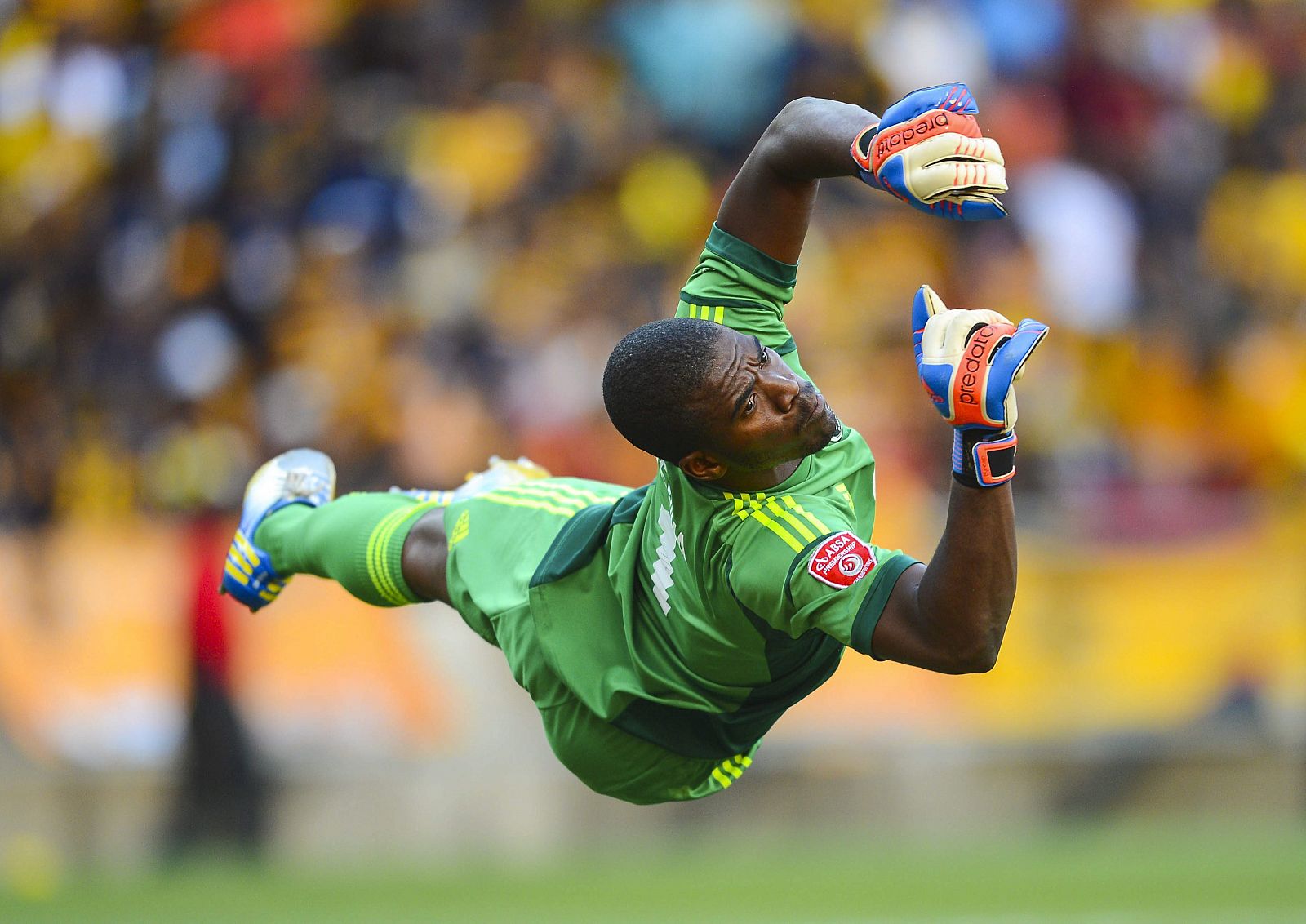 Fotografía de archivo tomada el 9 de marzo de 2013 que muestra a Senzo Meyiwa.