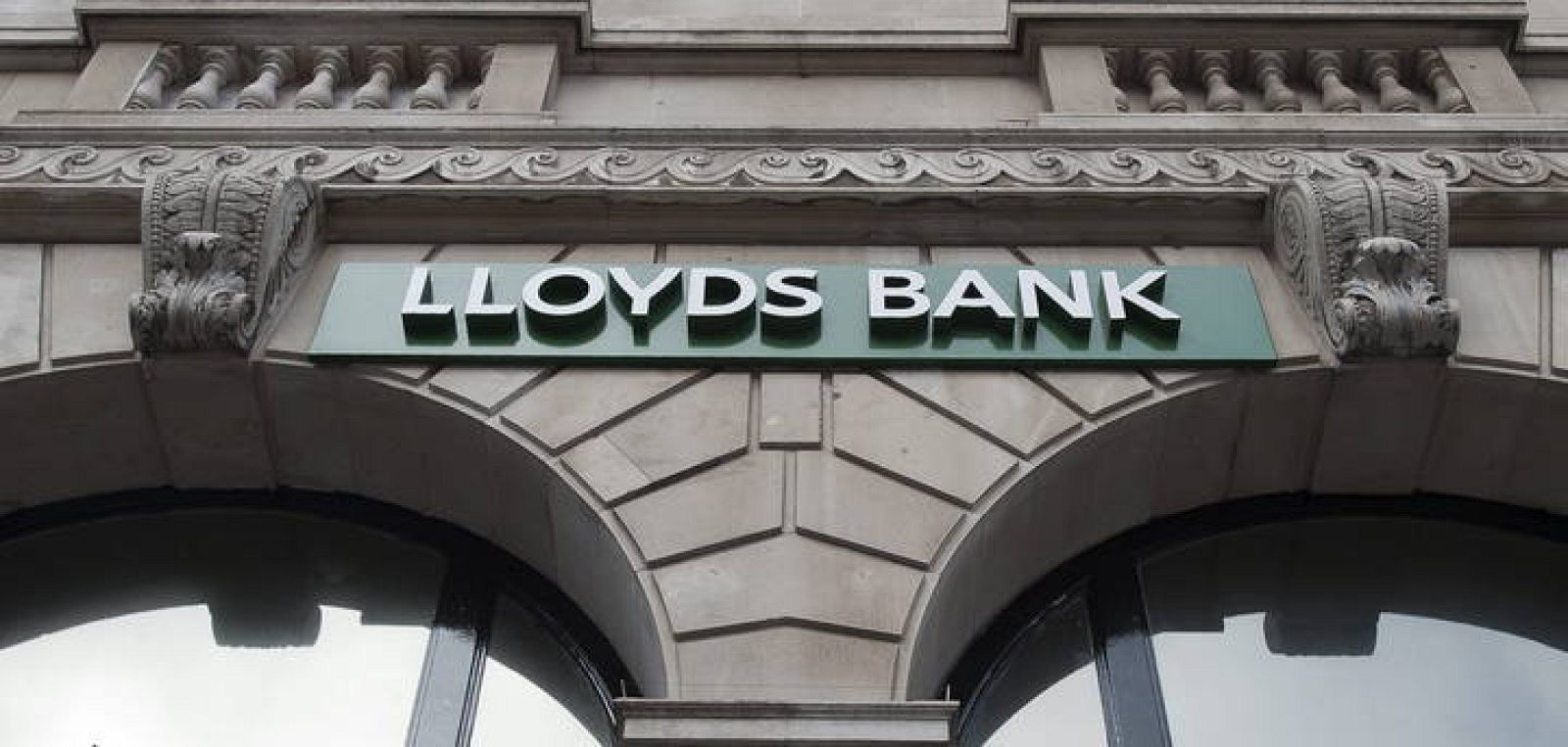 Fachada de una de las sucursales de Lloyds en Londres. 