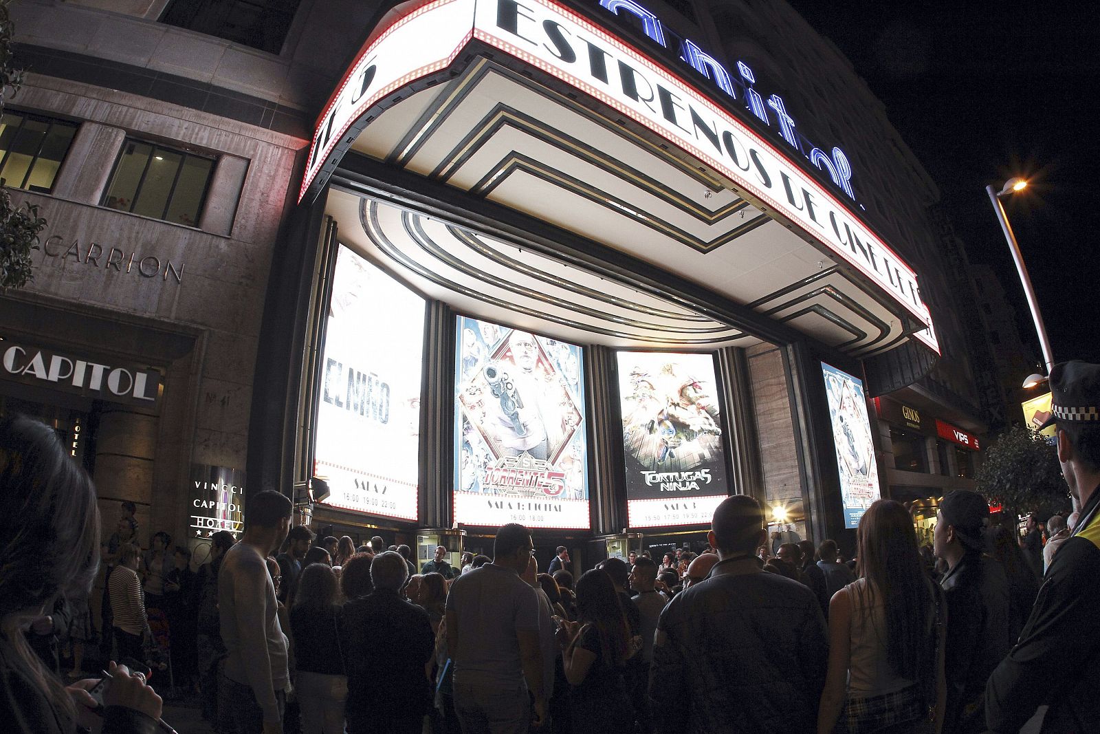 Gran número de personas hacen cola en el cine Capitol de Madrid con motivo de la Fiesta del Cine celebrada en octubre de 2014