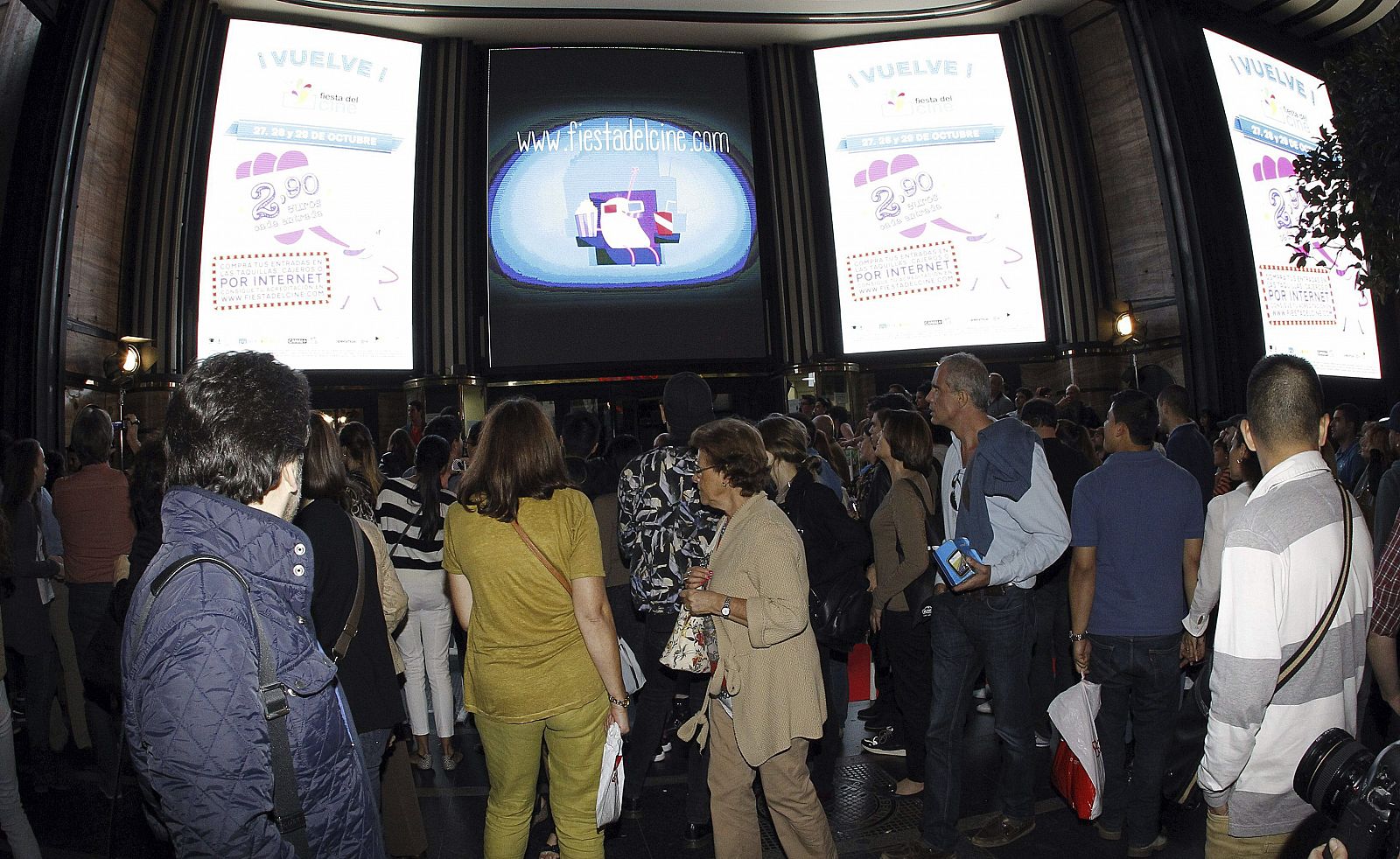 Espectadores hacen cola en el cine Capitol de Madrid con motivo de la Fiesta del Cine del año pasado.