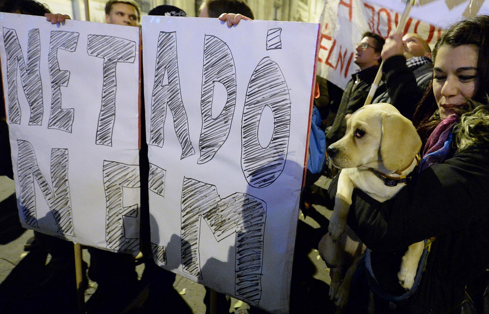 Pancarta con el lema "No al impuesto de internet" en una manifestación en Budapest el 28 de octubre