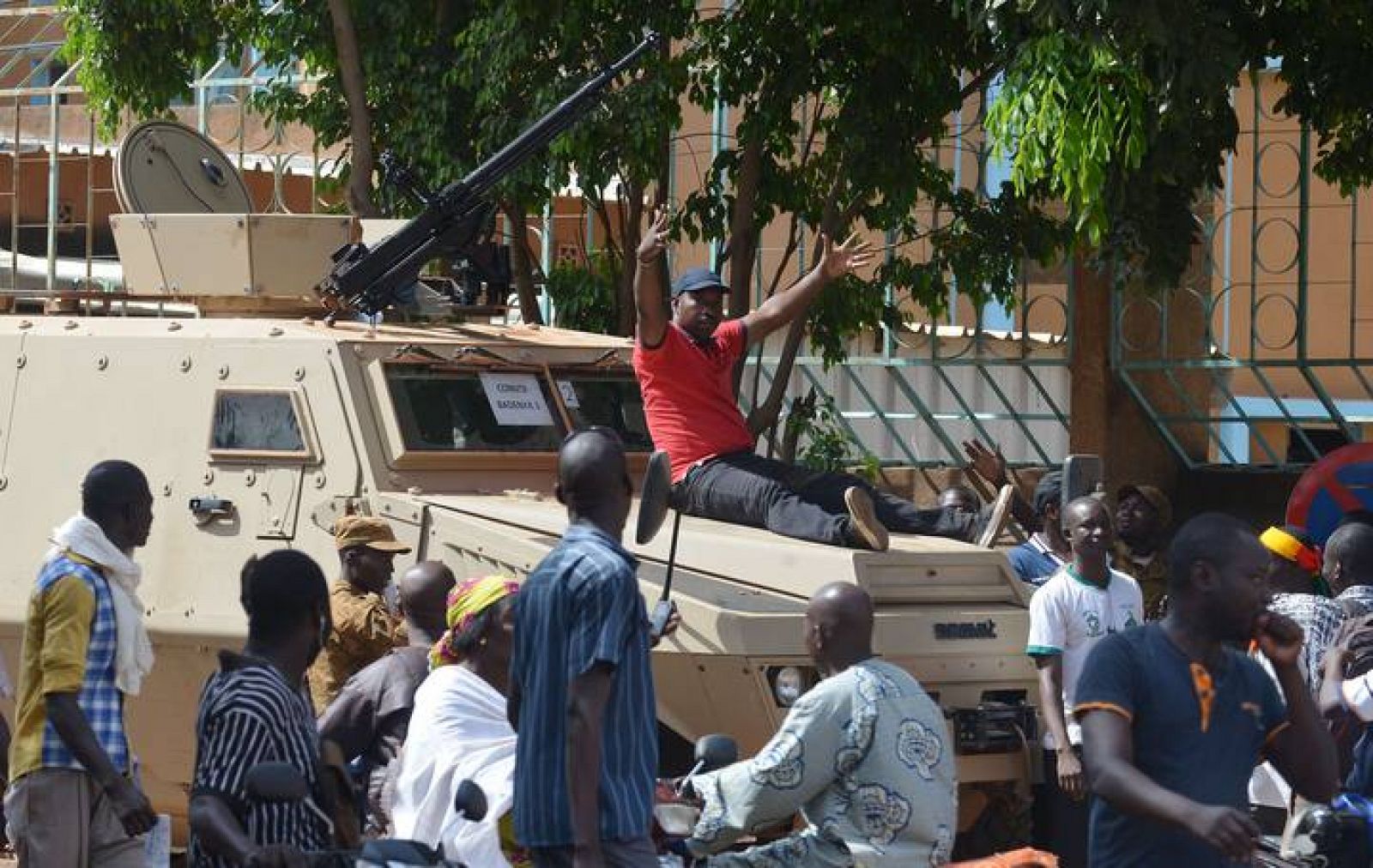 Un hombre celebra sobre un tanque la caída del presidente Blaise Compaoré.