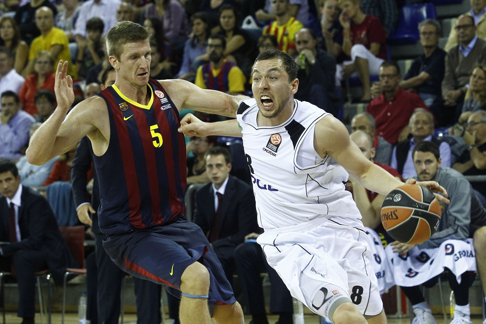 Justin Doellman lucha con Michal Chylinski durante el partido.