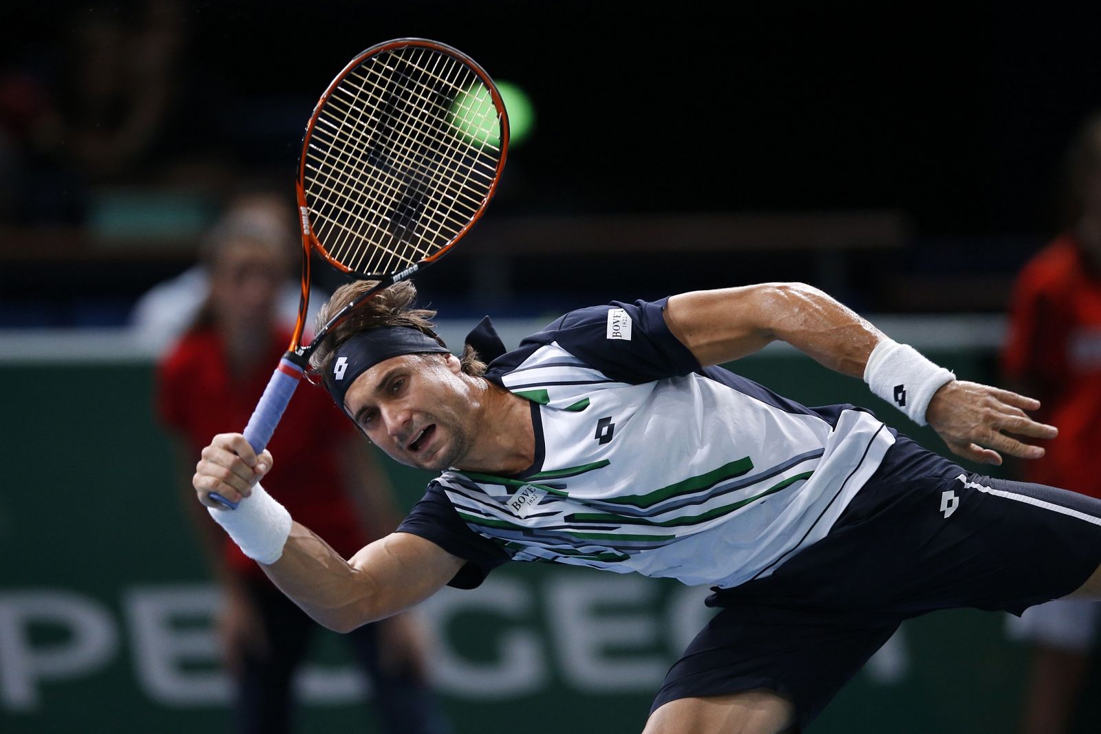 David Ferrer devuelve una bola ante Kei Nishikori.