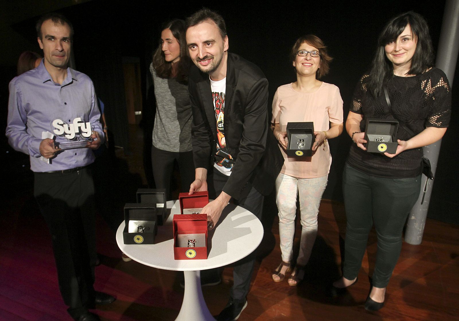 El director de la Semana de Cine Fantástico y de Terror de San Sebastián, Josemi Beltrán (c), posa junto a los miembros del jurado antes de dar a conocer el palmarés