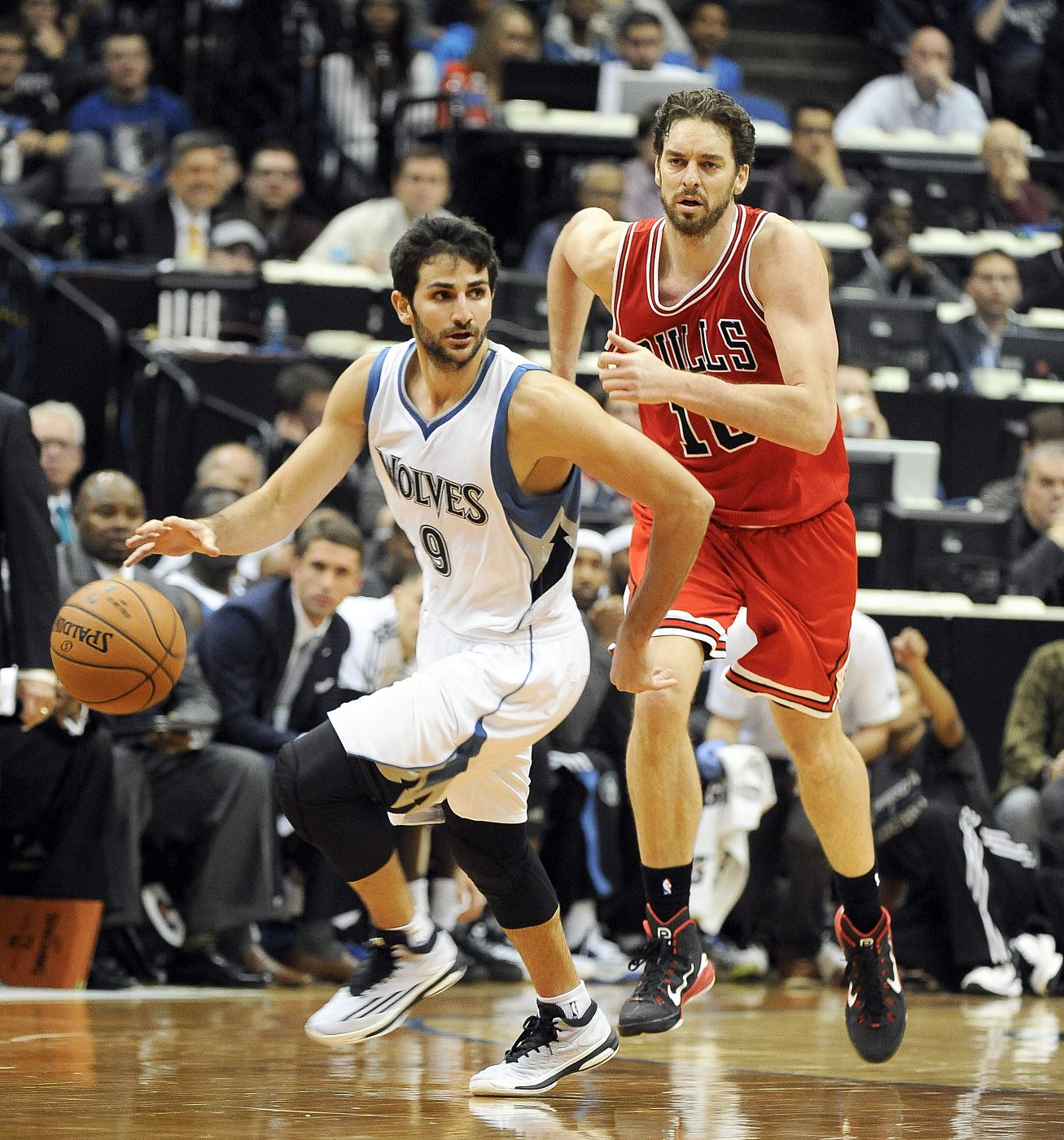 El jugador español Ricky Rubio de los Timberwolves en acción ante Pau Gasol de los Bulls.