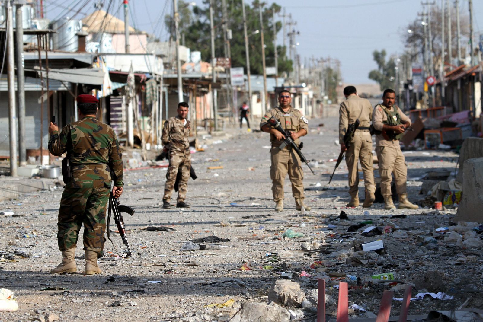 Soldados de las fuerzas kurdo iraquíes (peshmerga) en Zumar, cerca a Mosul