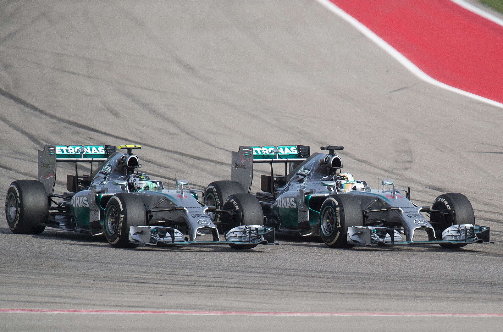 Hamilton en el adelantamiento sobre Rosberg.