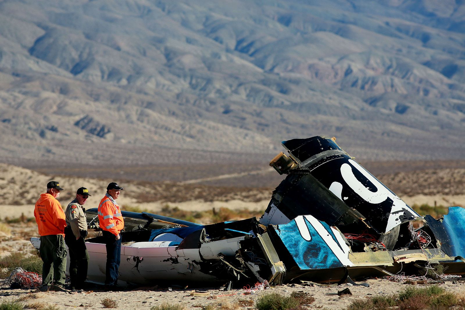 Un grupo de operarios inspecciona los restos de la SpaceShipTwo de Virgin Galactic accidentada el pasado viernes en el desierto de Mojave.