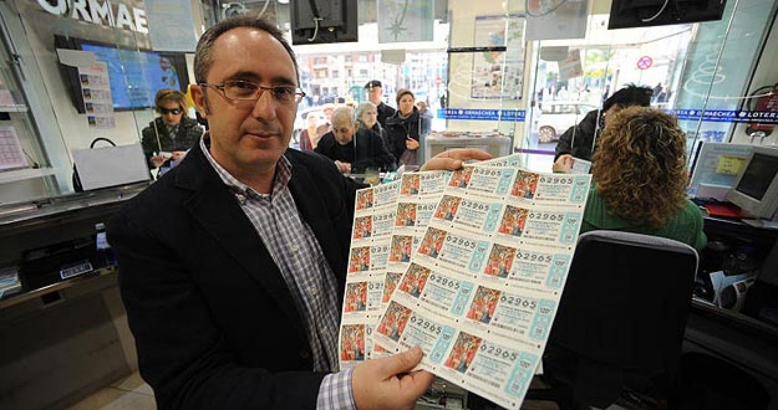 Sergio Echebarría, propietario de Loterías Ormaechea, posa con varios décimos.