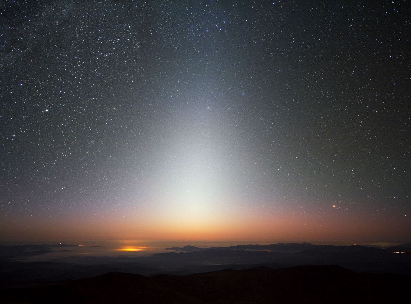 Luz zodiacal sobre el Observatorio La Silla de ESO en Chile.