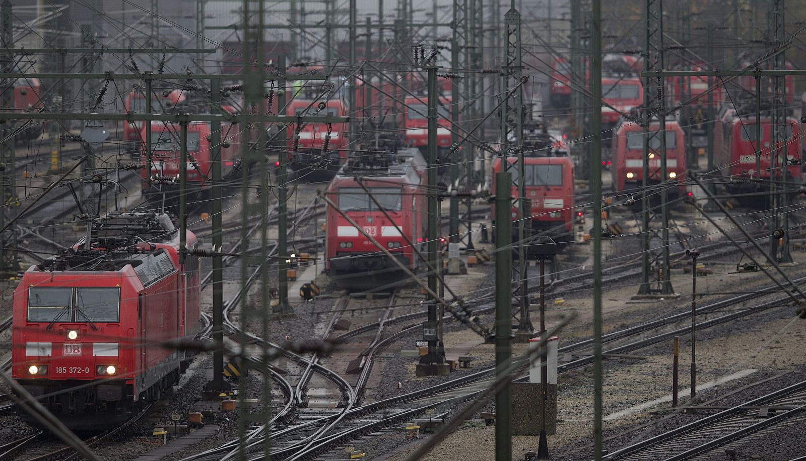 Varios trenes parados en la estación de Seevetal, Alemania