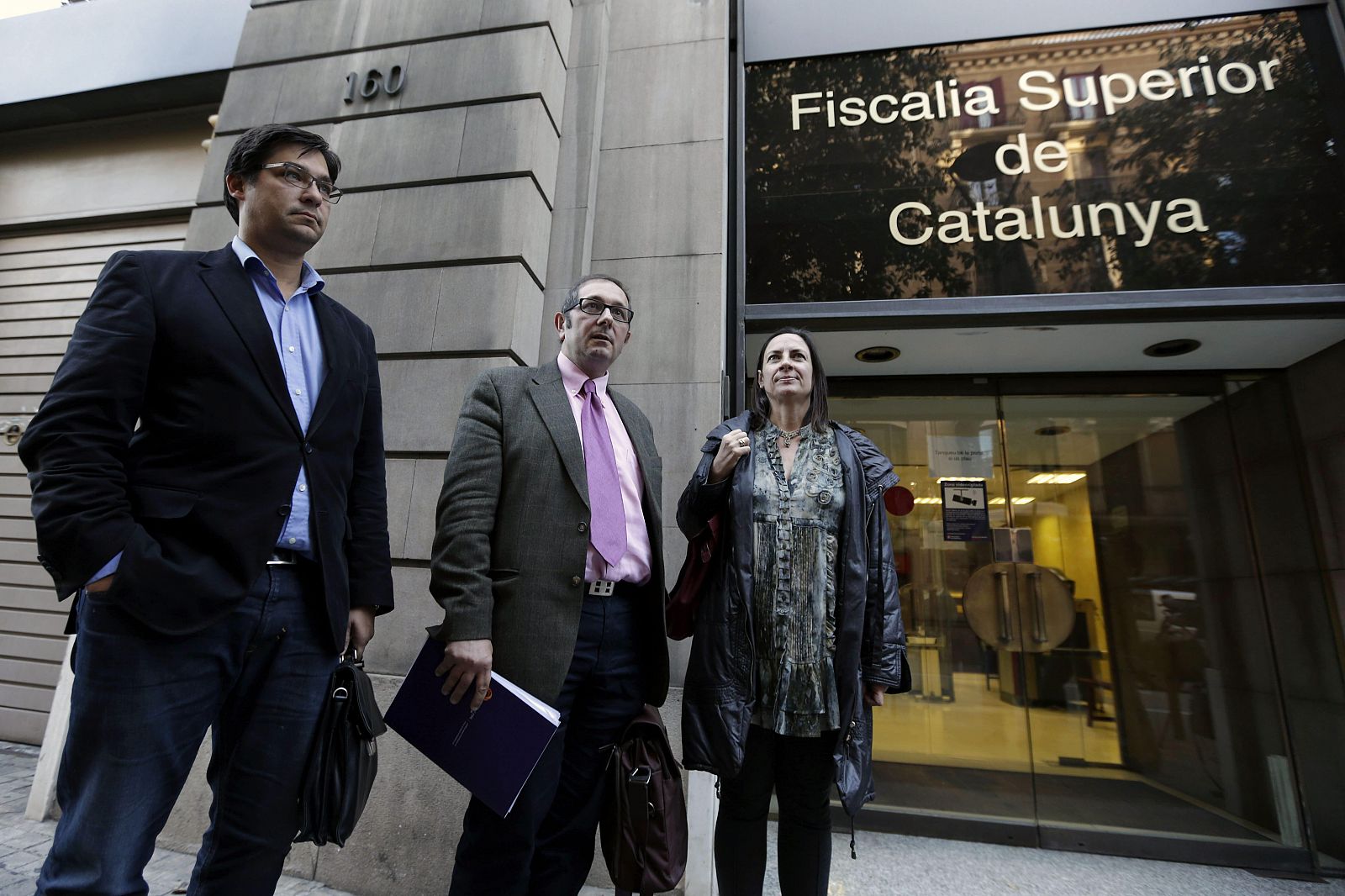 Los miembros de Sociedad Civil Catalana, Rafael Arenas (c), Alejandro Rusiñol (i) y Susana Beltrán (d), ante la Fiscalía Superior de Justicia.