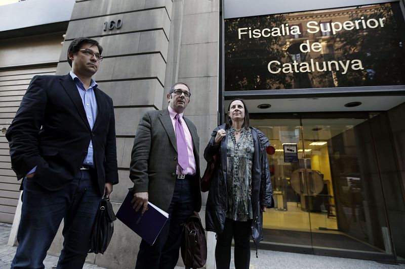 Los miembros de Sociedad Civil Catalana, Rafael Arenas (c), Alejandro Rusiñol (i) y Susana Beltrán (d), ante la Fiscalía Superior de Justicia.
