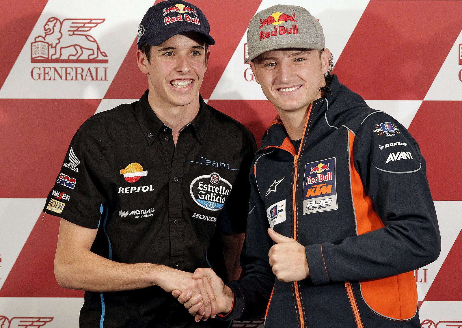 El líder del Mundial de Moto3, Alex Márquez (i) y el segundo clasificado, Jack Miller (d), se estrechan la mano