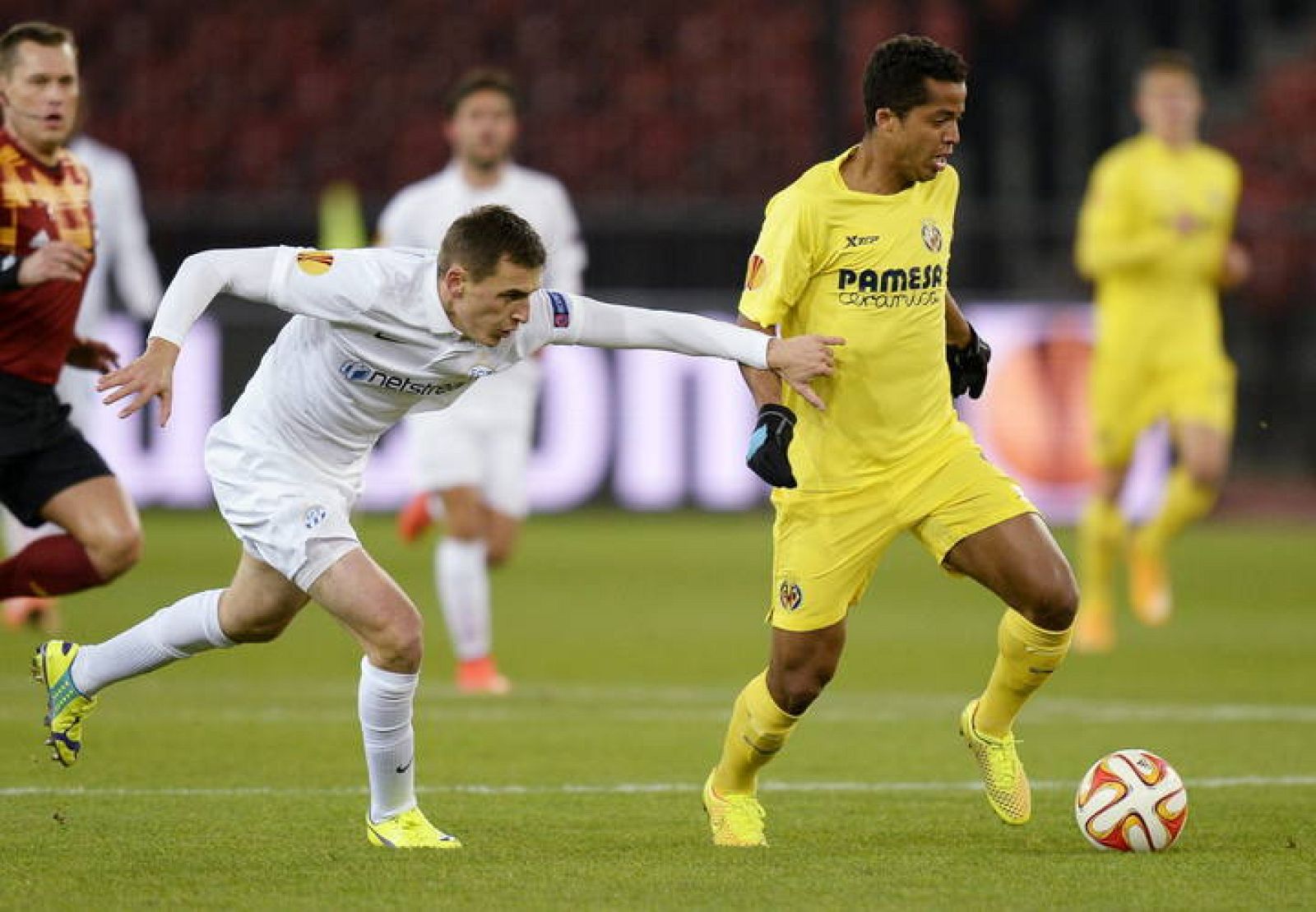 El jugador del Zúrich, Burim Kukeli (i) lucha por el balón con el delantero mexicano Giovani dos Santos (d) del Villarreal