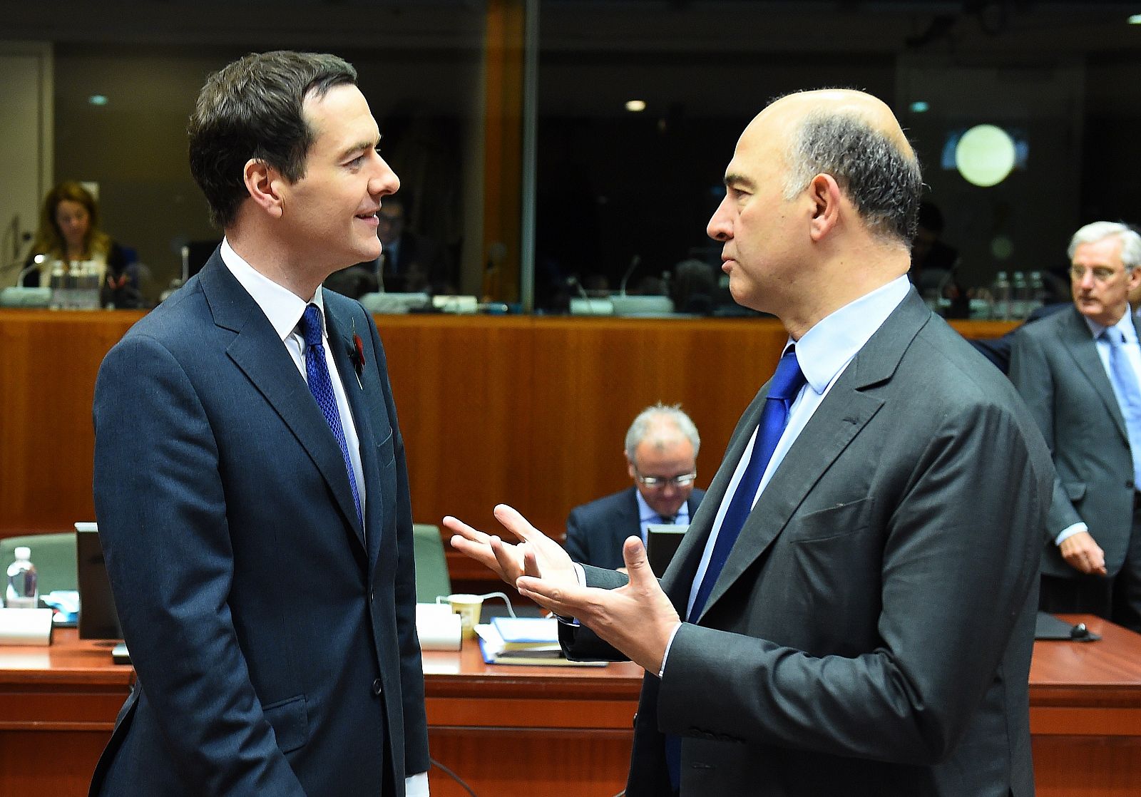 El ministro de Finanzas británico, George Osborne, conversa con el comisario de Asuntos Económicos, Pierre Moscovici