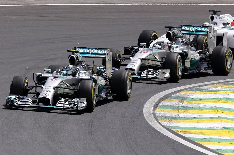 Nico Rosberg, por delante de su compañero en Mercedes, Lewis Hamilton