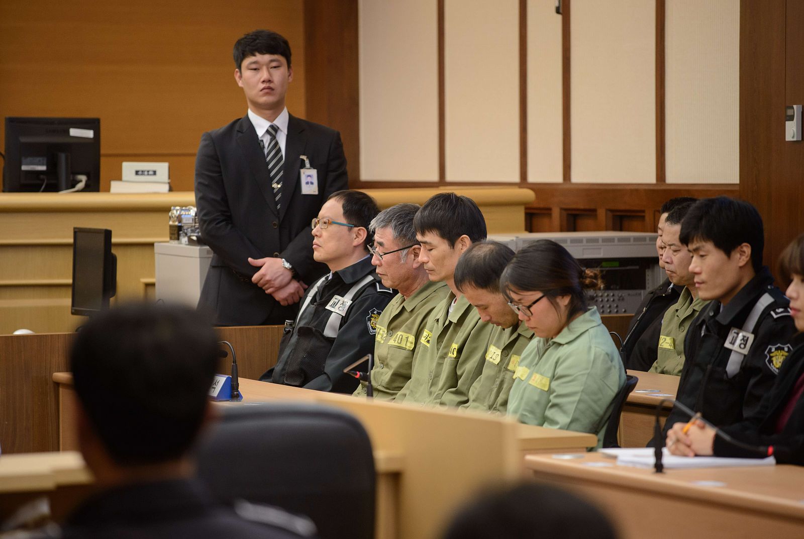 El capitán del 'Sewol', Lee Jun-Seok junto a otros mienbros de la tripulación en la corte de Gwangju antes de la lectura de la setencia.