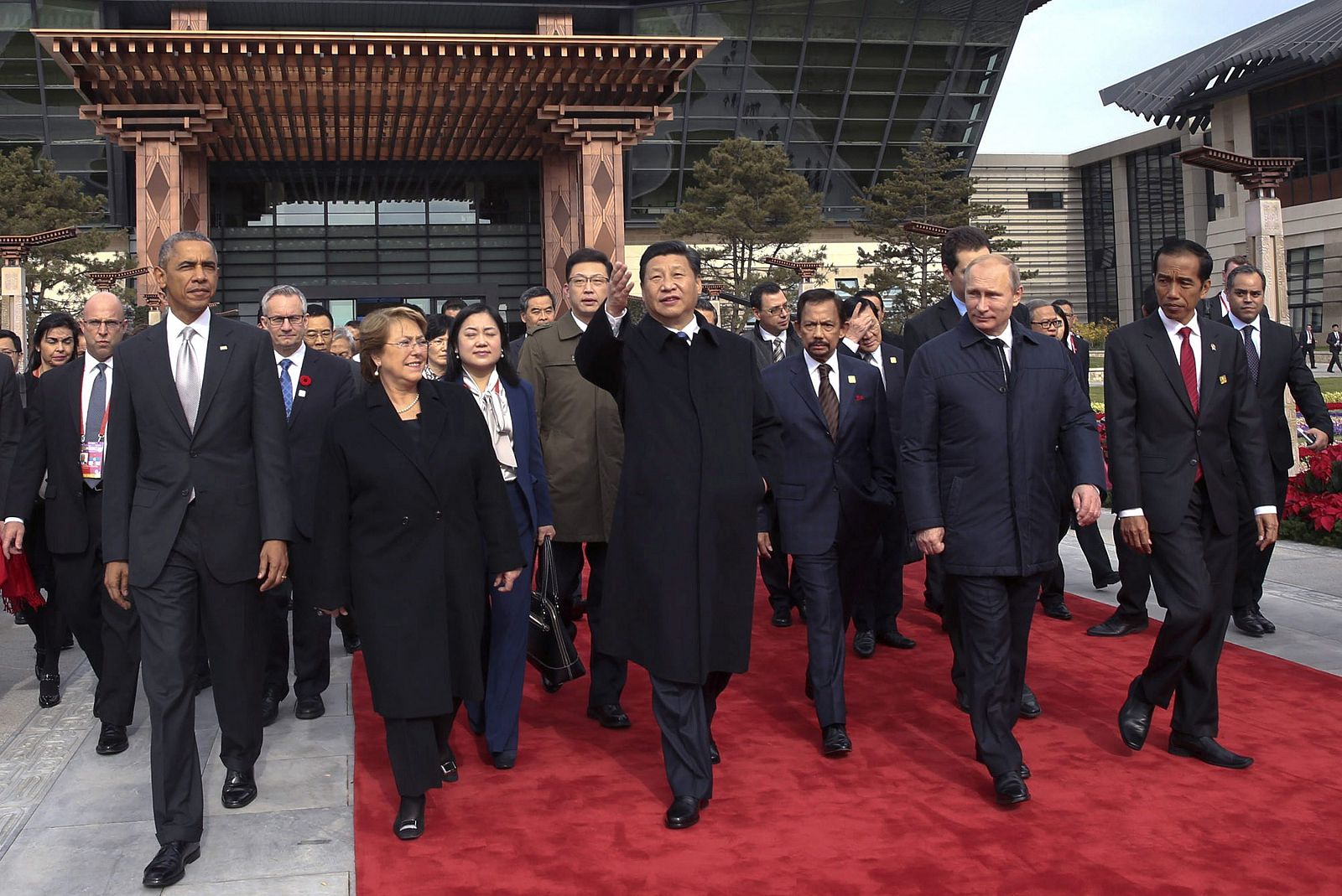 Los líderes de Estados Unidos, Chile, China, Brunei, Rusia e Indonesia caminan juntos durante la cumbre de la APEC