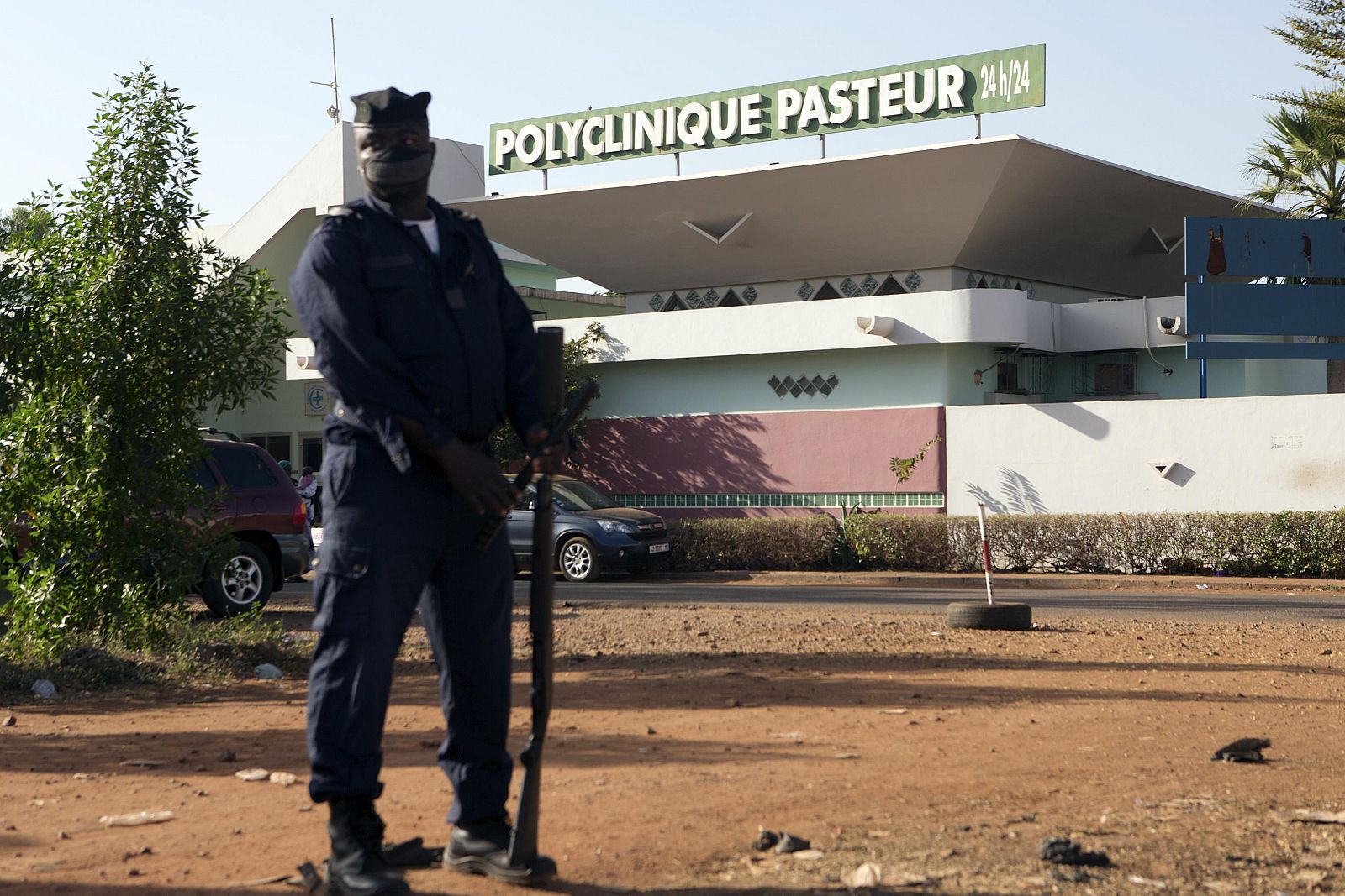 Policía monta guardia en el exterior de la clínica de Bamako donde se ha detectado el segundo caso de ébola en Mali